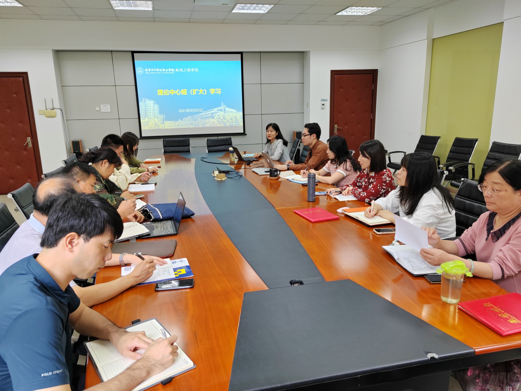 0925-中心组学习.jpg 0925-中心组学习.jpg
