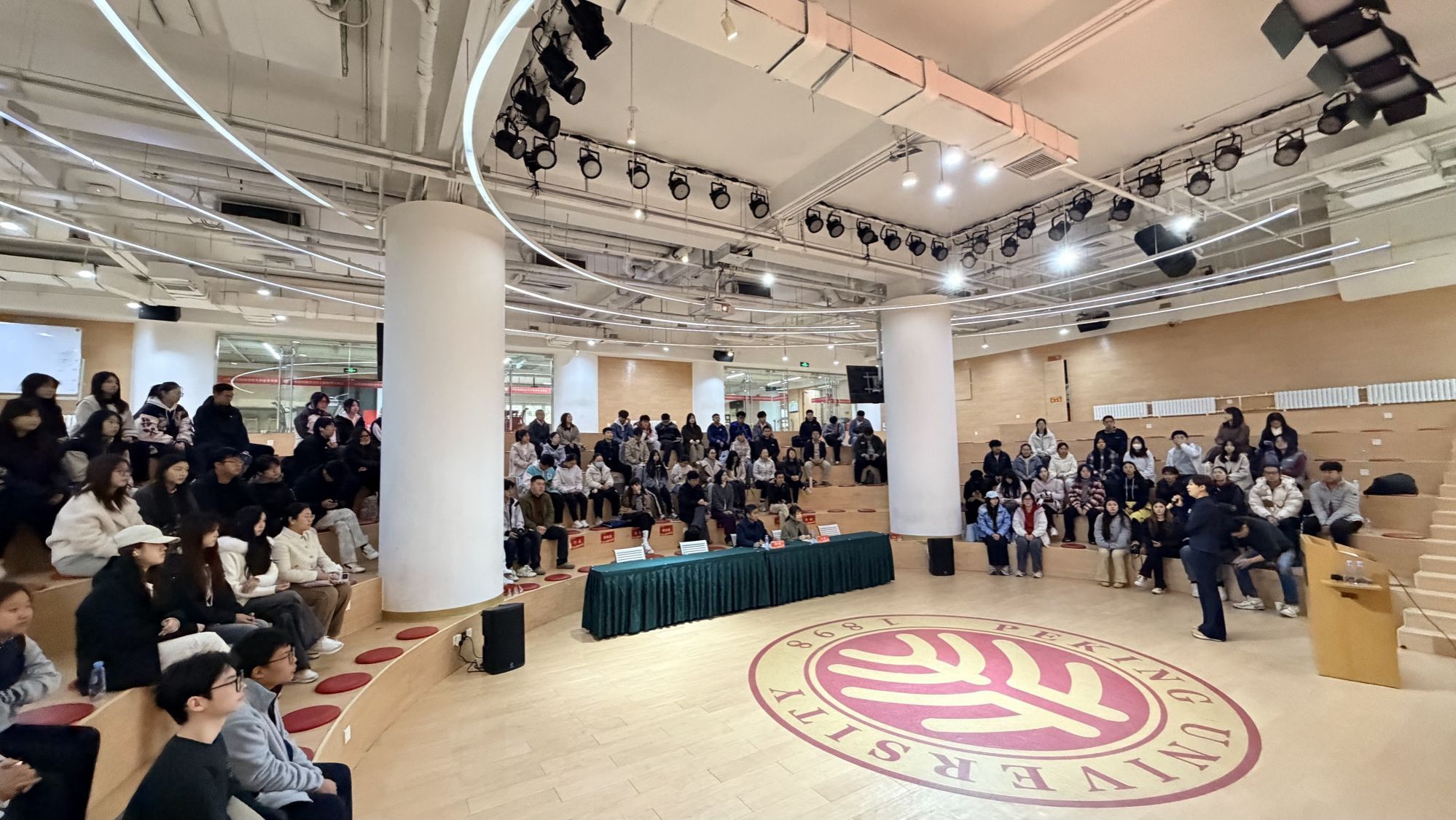 作为北京市中华职业教育社社员校,北京市工业技师学院高度重视学生创新创业能力的培养。该校团委书记、学工处副处长夏沫认为,创业不是遥不可及的梦想,而是可以拆解、学习和实践的过程。“创新驱动创业三进阶”讲座,以前卫的视野与鲜活的案例,拓展了学生对创新创业的认知维度。