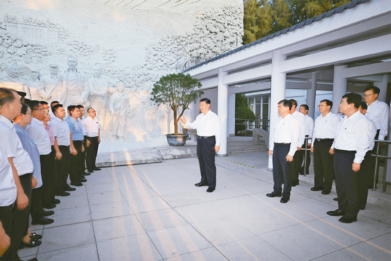 2024年10月15日至16日，中共中央总书记、国家主席、中央军委主席习近平在福建考察。这是15日下午，习近平在漳州市东山县谷文昌纪念馆考察时，同谷文昌干部学院教师、学员代表亲切交流。