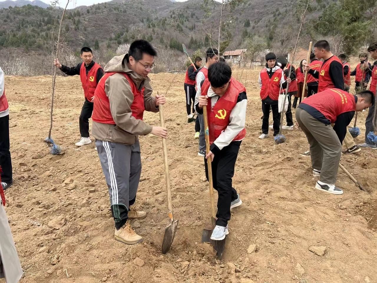 老师同学生们一同种下树苗.pic.jpg 老师同学生们一同种下树苗.pic.jpg
