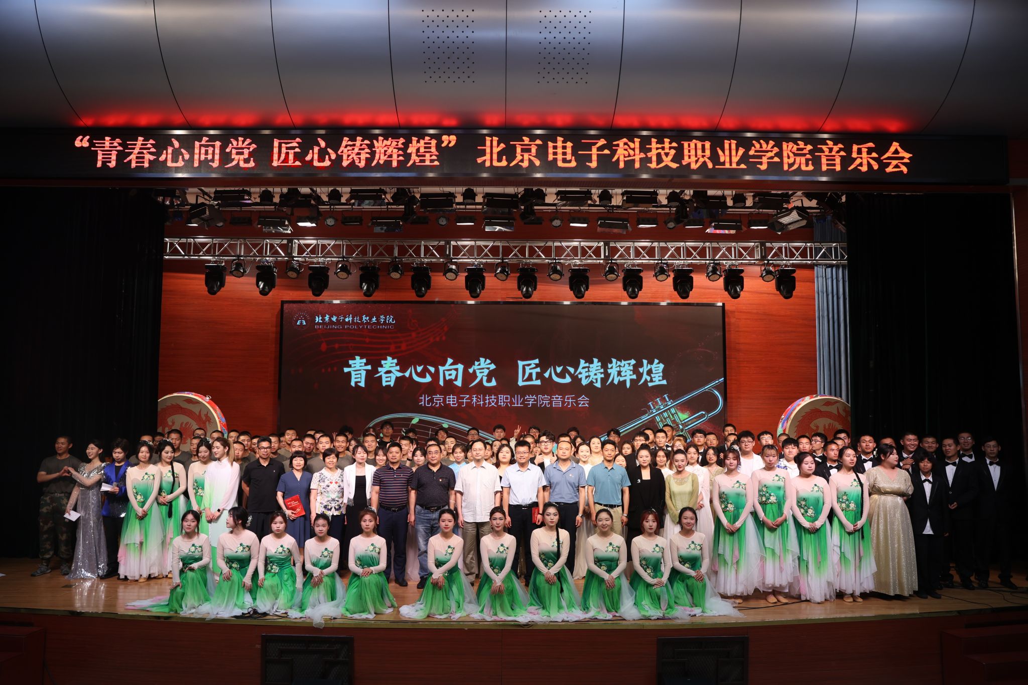 大合影.JPG 大合影.JPG