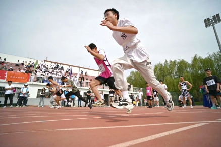 北电科学子在跑道上奋力拼搏.jpg