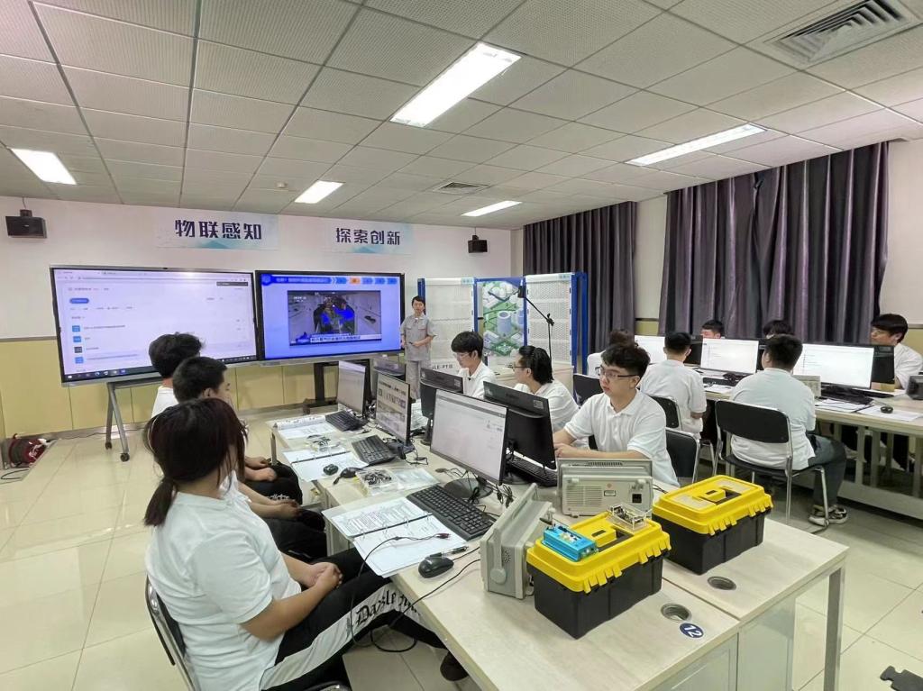 20220804-【暑假不停歇 奋进正当时】电信工程学院通信技术系教师积极备战2022年教师教学能力大赛3.jpg 20220804-【暑假不停歇 奋进正当时】电信工程学院通信技术系教师积极备战2022年教师教学能力大赛3.jpg
