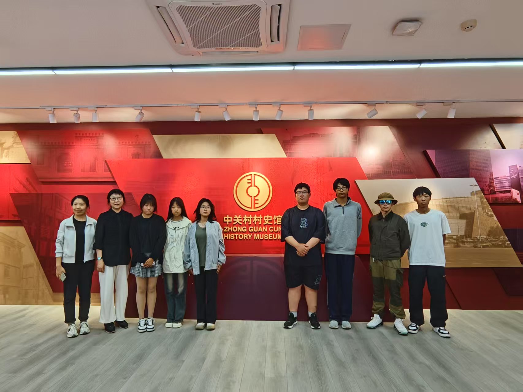 马克思主义学院带领师生探访中关村村史馆,解码中国式现代化创新基因-马克思主义学院