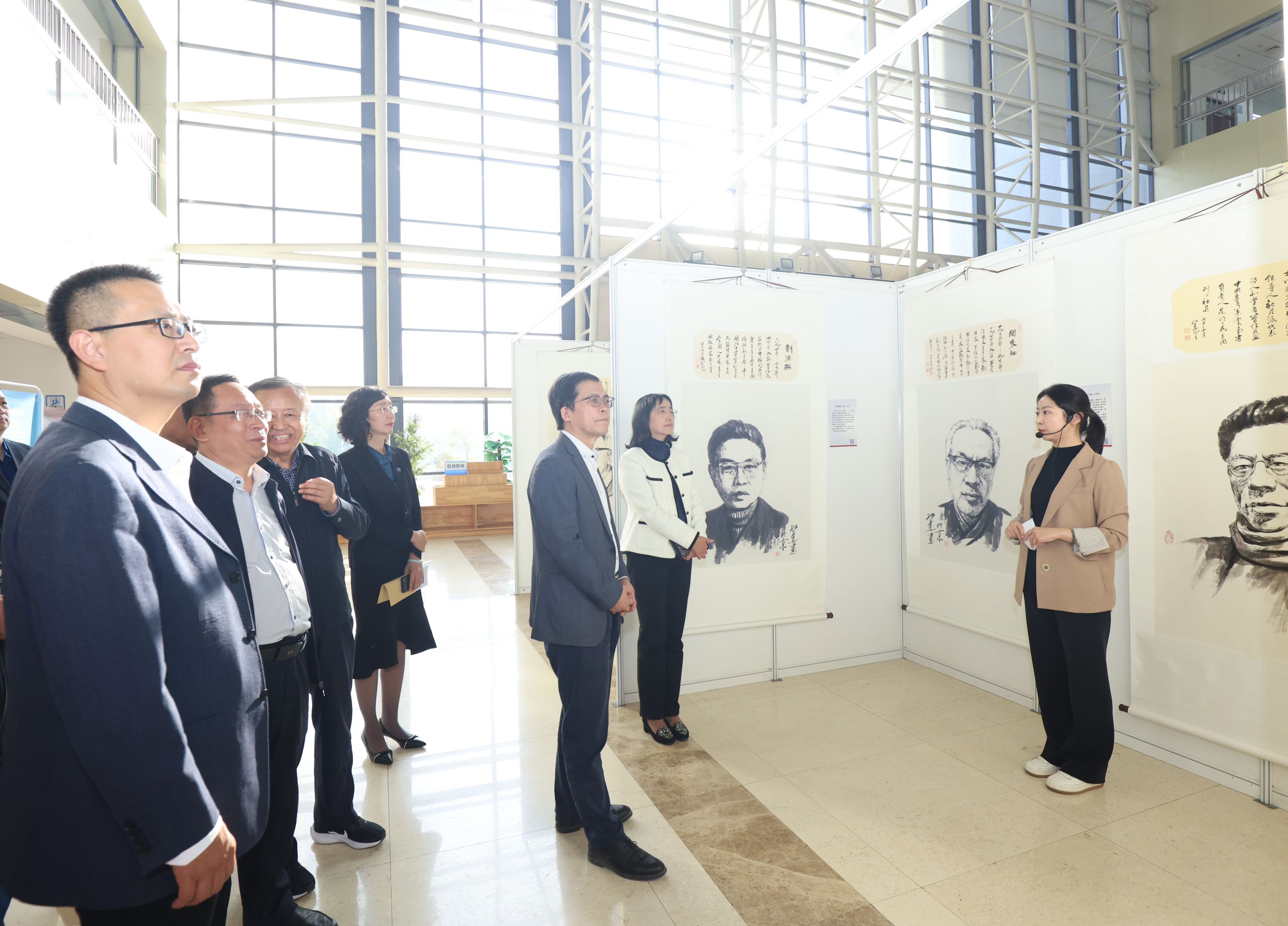 参观先贤展.JPG