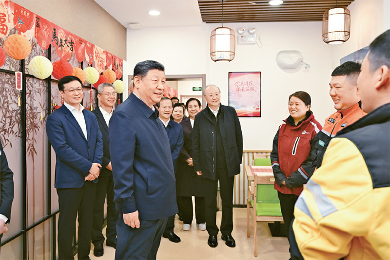 2026年2月9日至10日，中共中央总书记、国家主席、中央军委主席习近平在北京考察并看望慰问基层干部群众。这是10日上午，习近平在西城区新街口街道父母食堂考察时，同在这里休息的快递小哥亲切交流。