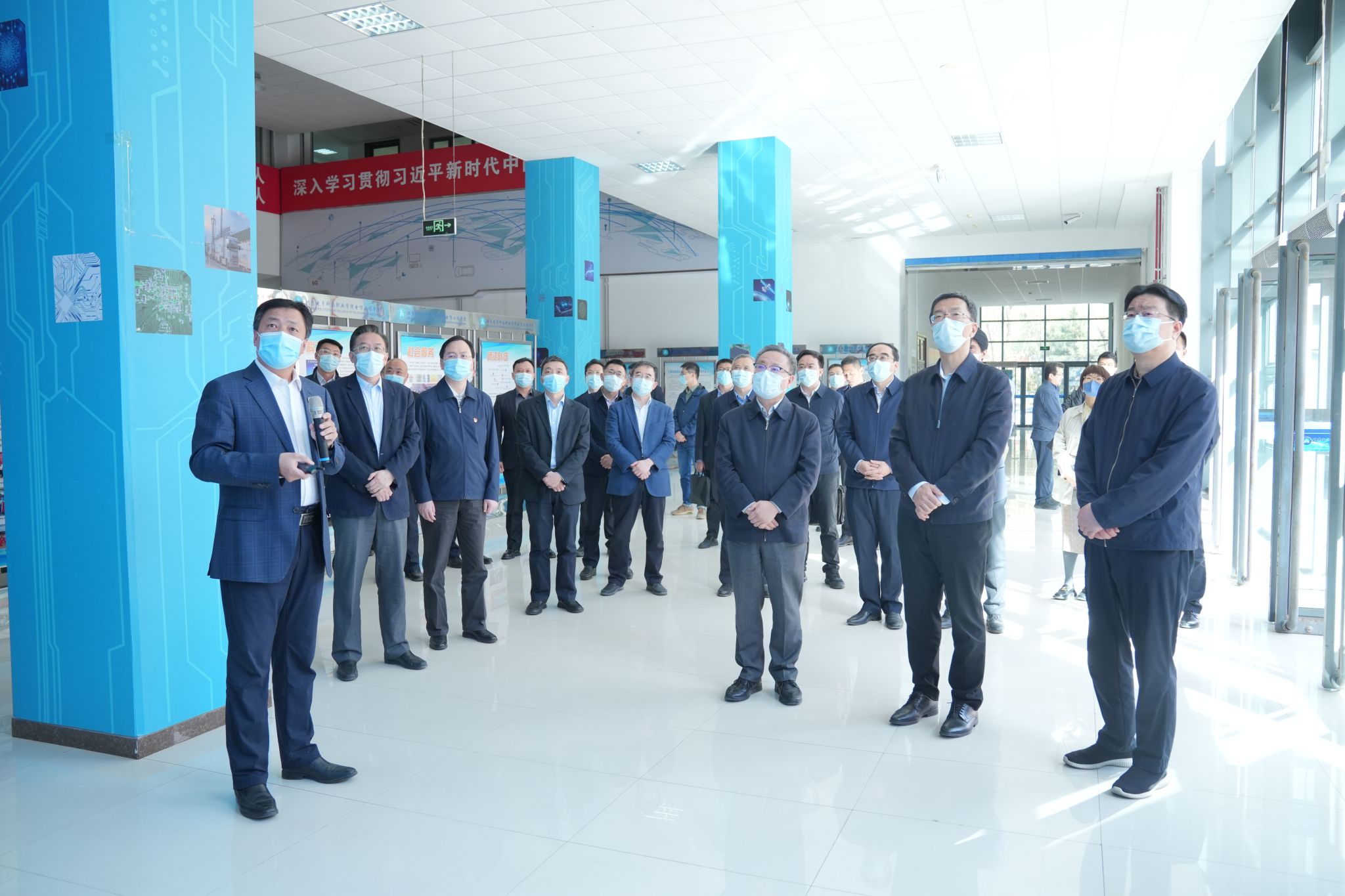 2023-04-15-教育部党组书记、部长怀进鹏一行莅临学校考察调研(7).jpg
