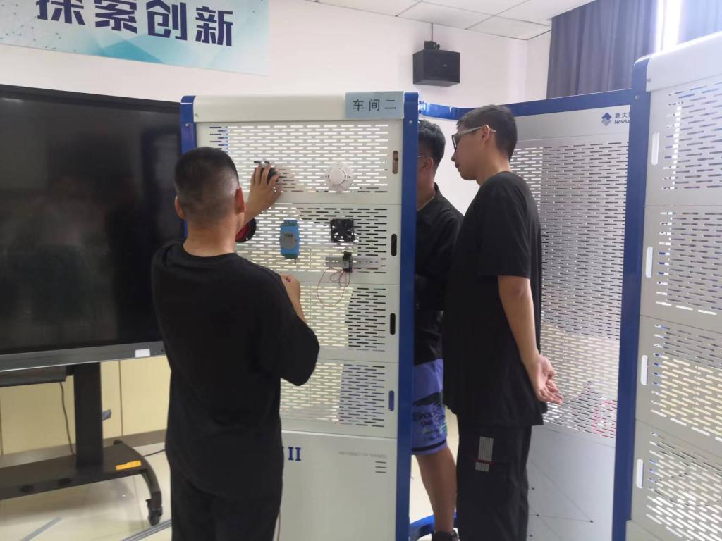 20220804-【暑假不停歇 奋进正当时】电信工程学院积极备战“物联网技术应用”技能大赛2.jpg 20220804-【暑假不停歇 奋进正当时】电信工程学院积极备战“物联网技术应用”技能大赛2.jpg