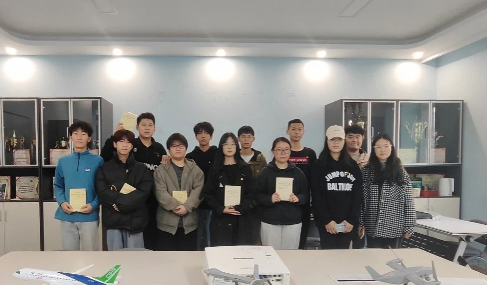 20241029—红色经典共读活动全体同学合影.png