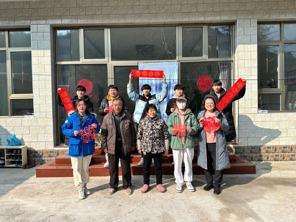 20230217-传承非遗，送手工剪纸.JPG