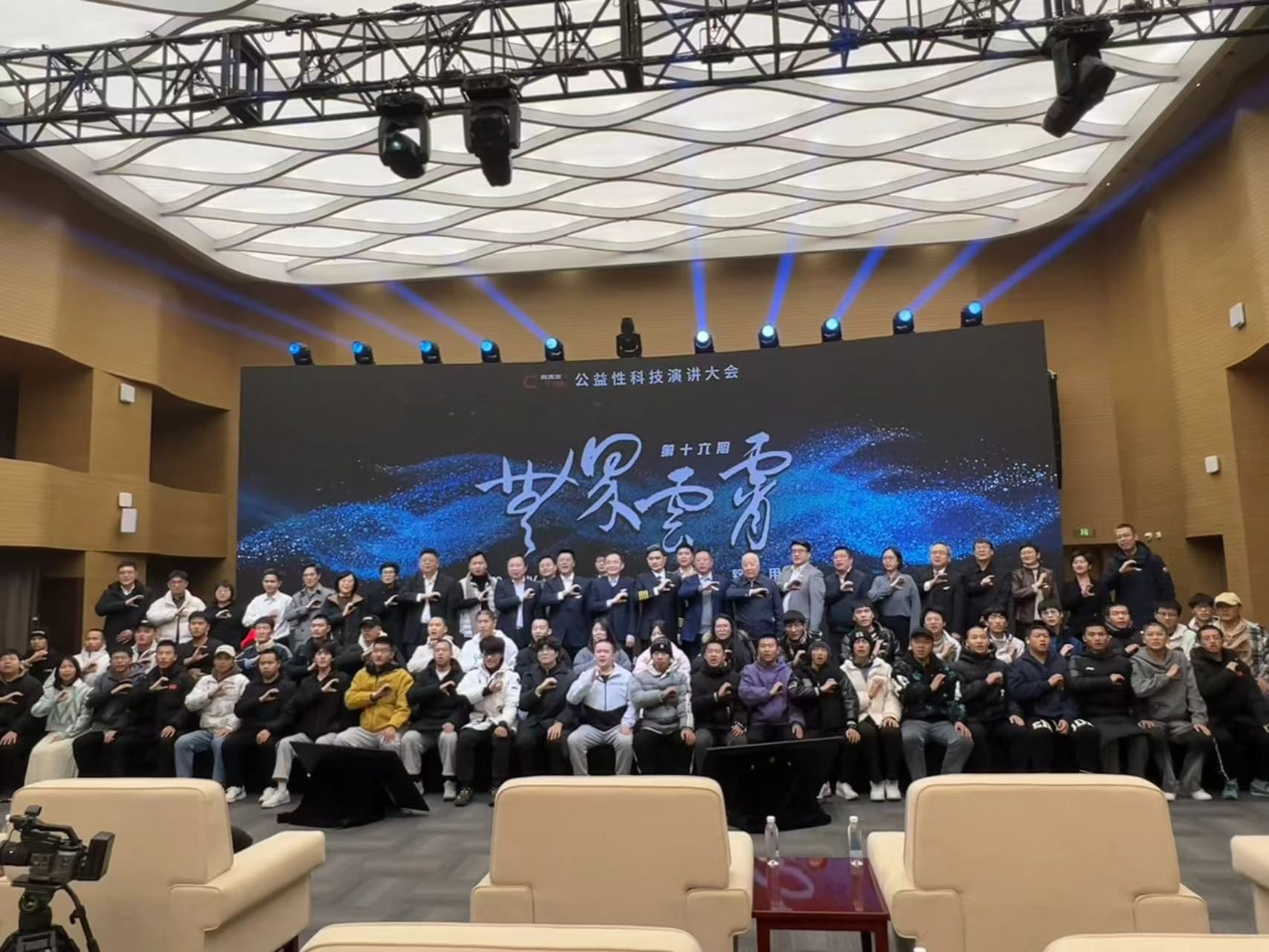 团队合影2.pic.jpg