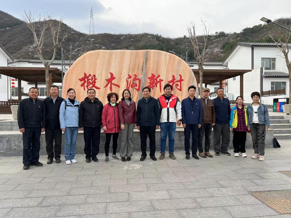 20220413-情系椴木沟 植树暖民心活动合影.jpg