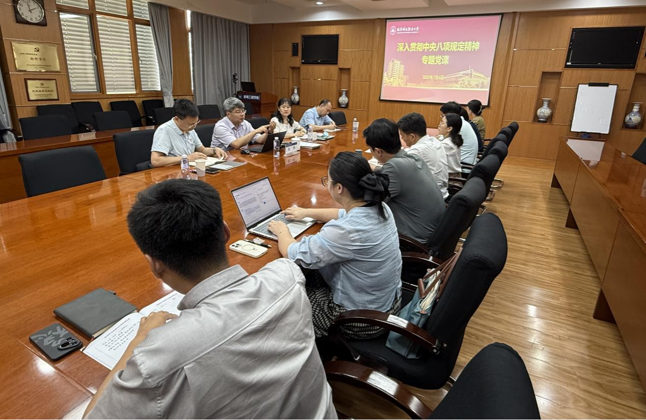 王伟校长讲党课.png