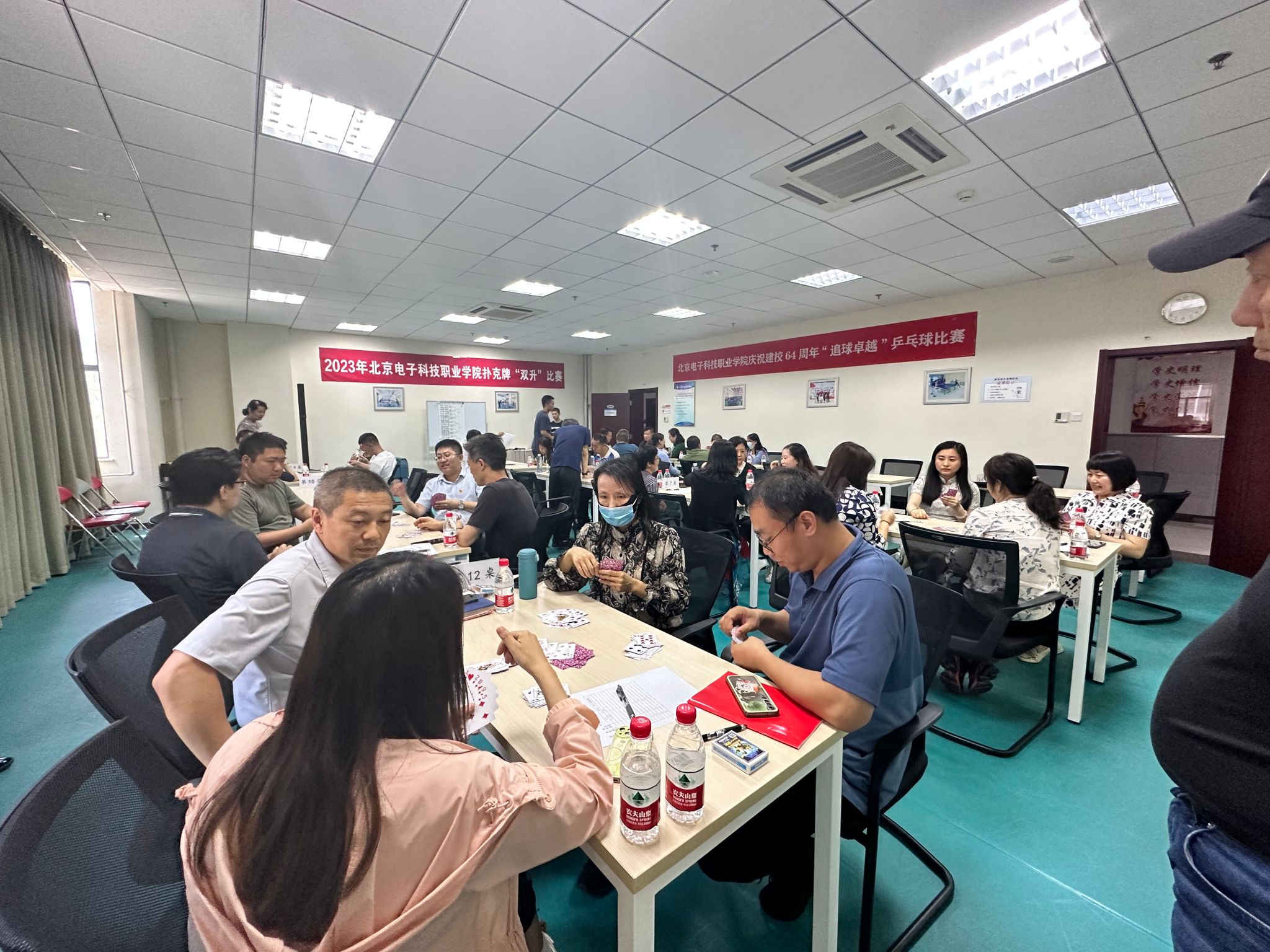 扑克牌比赛1.jpg 扑克牌比赛1.jpg