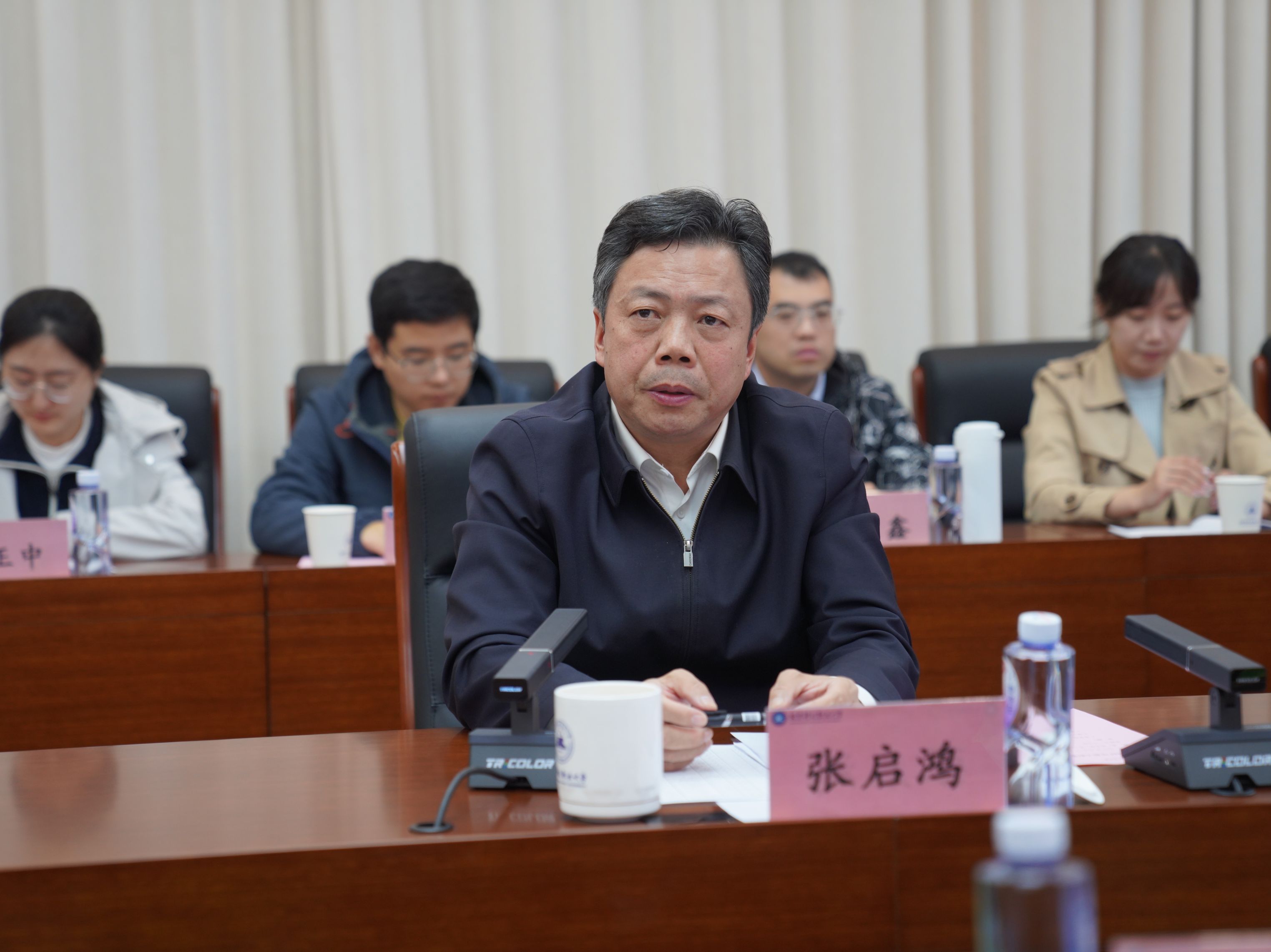 照片3-张启鸿书记.JPG