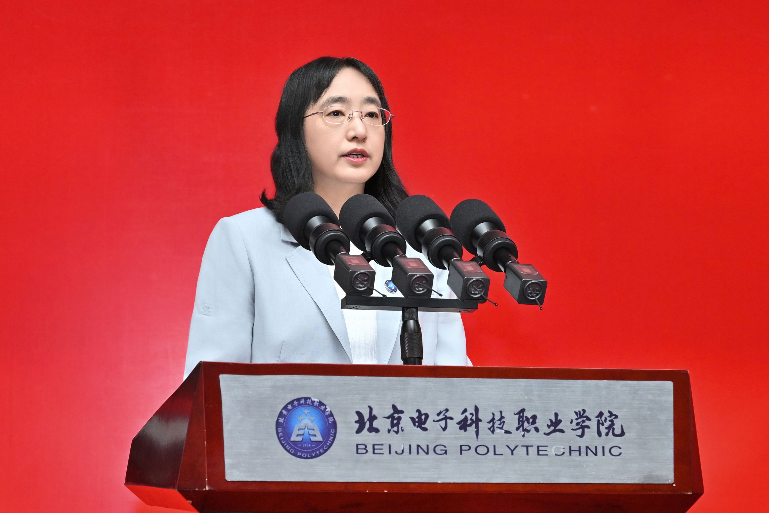 宣读校长奖章决定-王书记.jpg