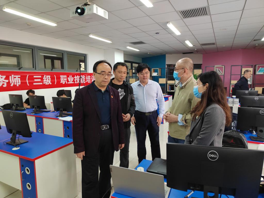 20220421-领导看望备赛师生2.jpg 20220421-领导看望备赛师生2.jpg
