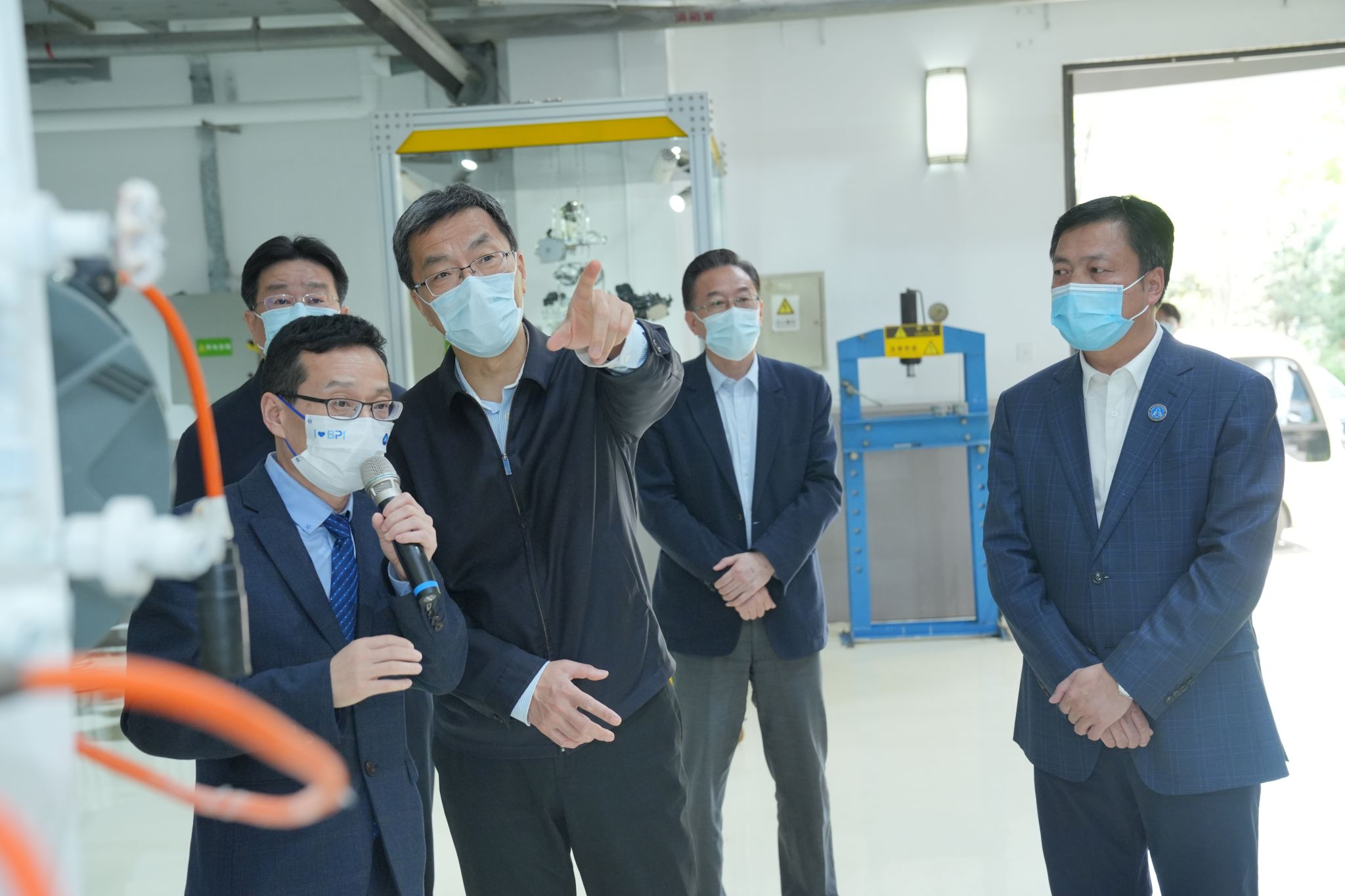 2023-04-15-教育部党组书记、部长怀进鹏一行莅临学校考察调研(3).jpg