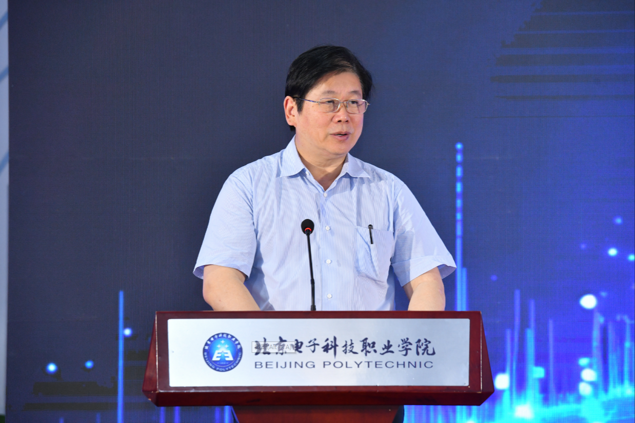 北京经开区管委会一级巡视员袁立洪讲话.png