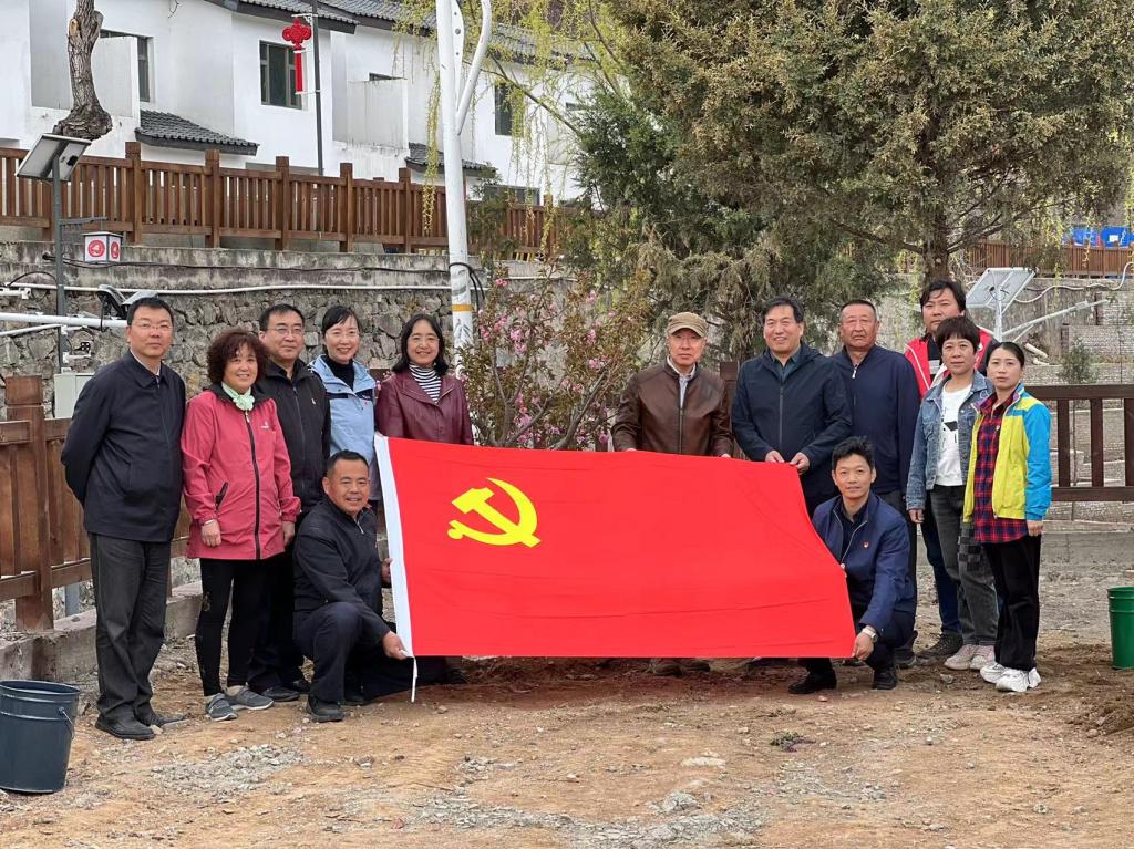 20220413-情系椴木沟 植树暖民心活动树前合影.jpg