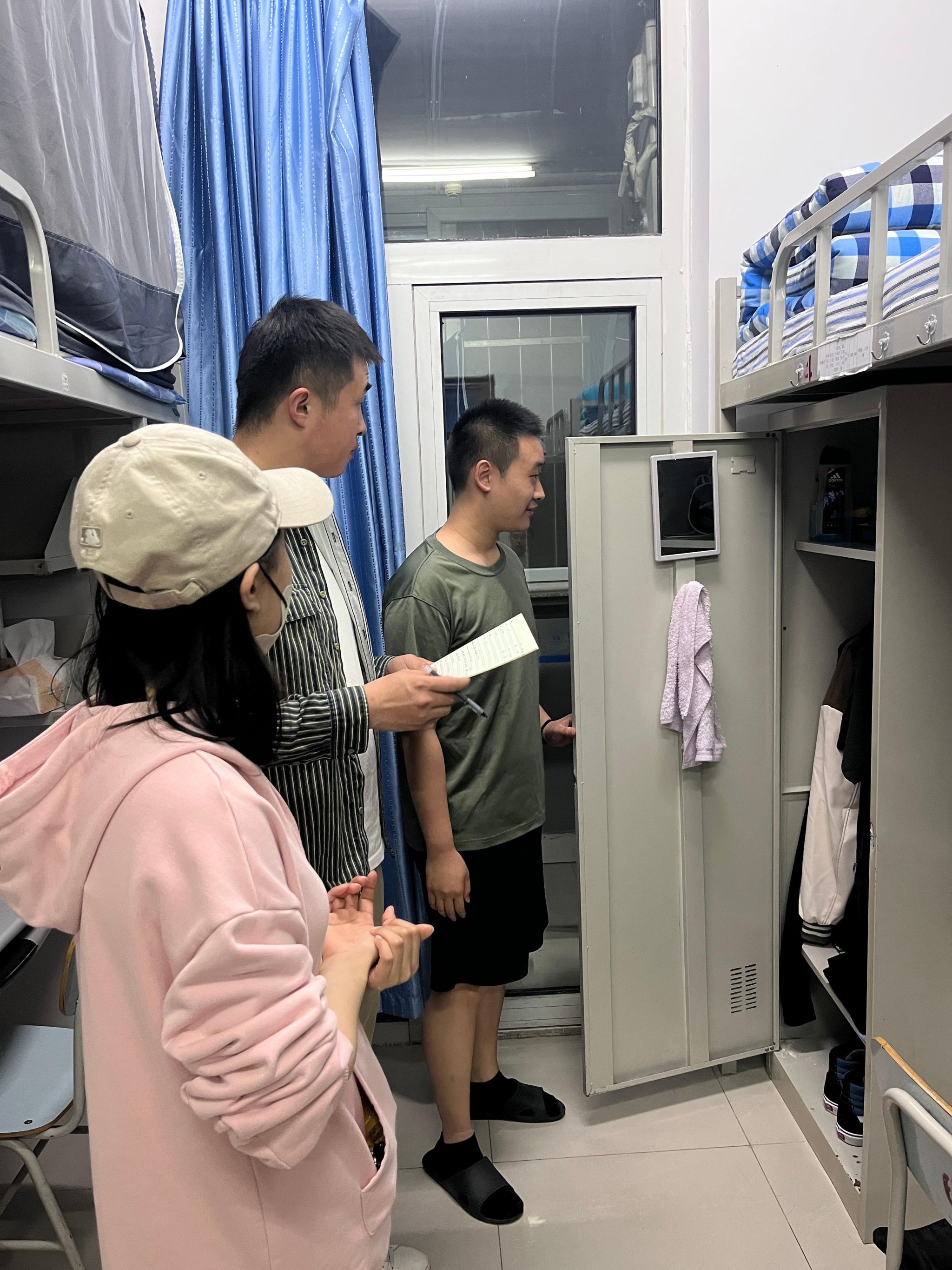20230419—辅导员老师在学生宿舍进行卫生检查.JPG 20230419—辅导员老师在学生宿舍进行卫生检查.JPG