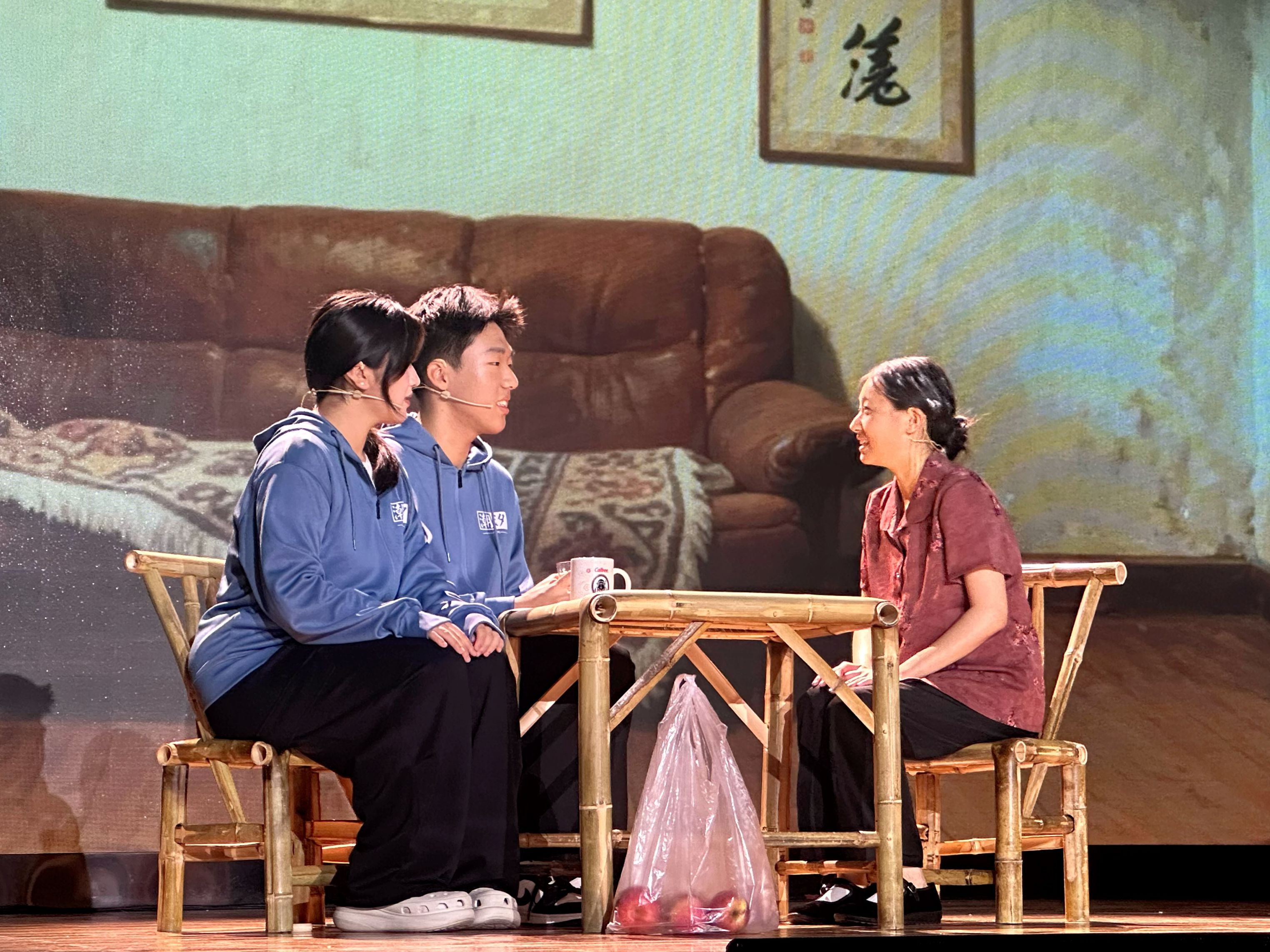 鲜红的榆叶梅.jpg