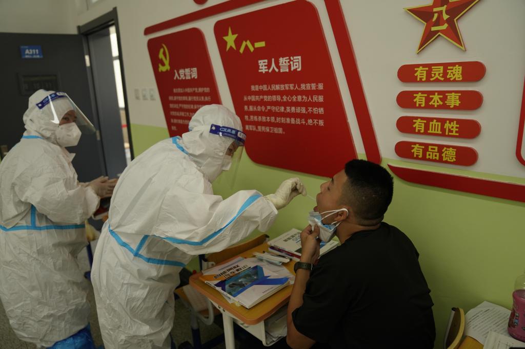 20220928-学校联合经开区共同开展疫情防控校园封闭管理应急演练 (4).JPG