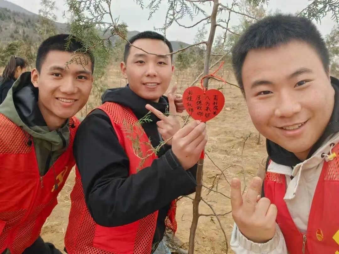 学生们写下心愿.pic.jpg 学生们写下心愿.pic.jpg