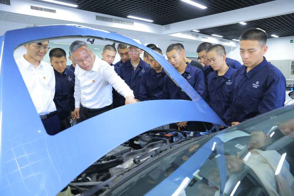 在汽车工程学院交流参观.JPG