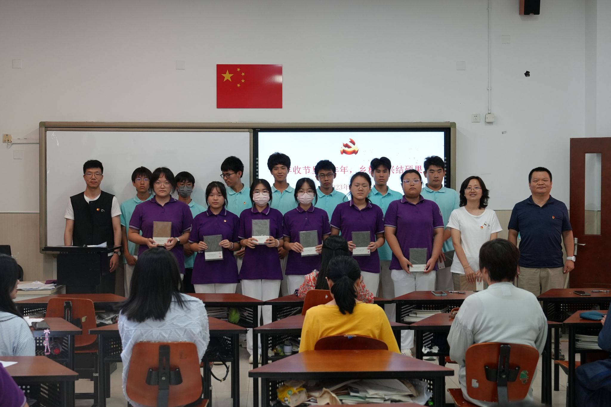 教师为学生颁奖品-2.JPG