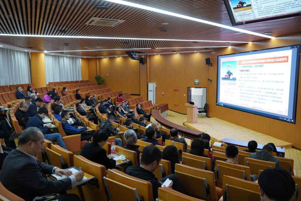 观看学习片.JPG