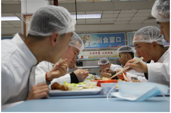 20241220-学生吃饺子_副本.png