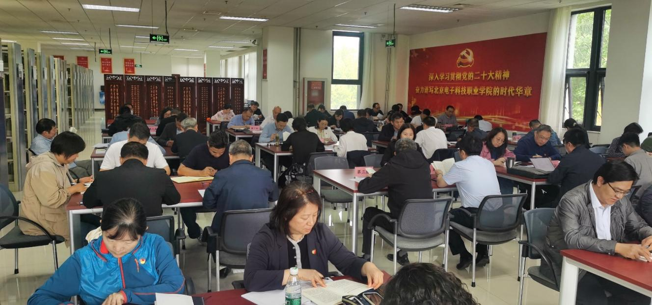 2024-04-22-学校举办中层干部党纪学习教育读书班.png