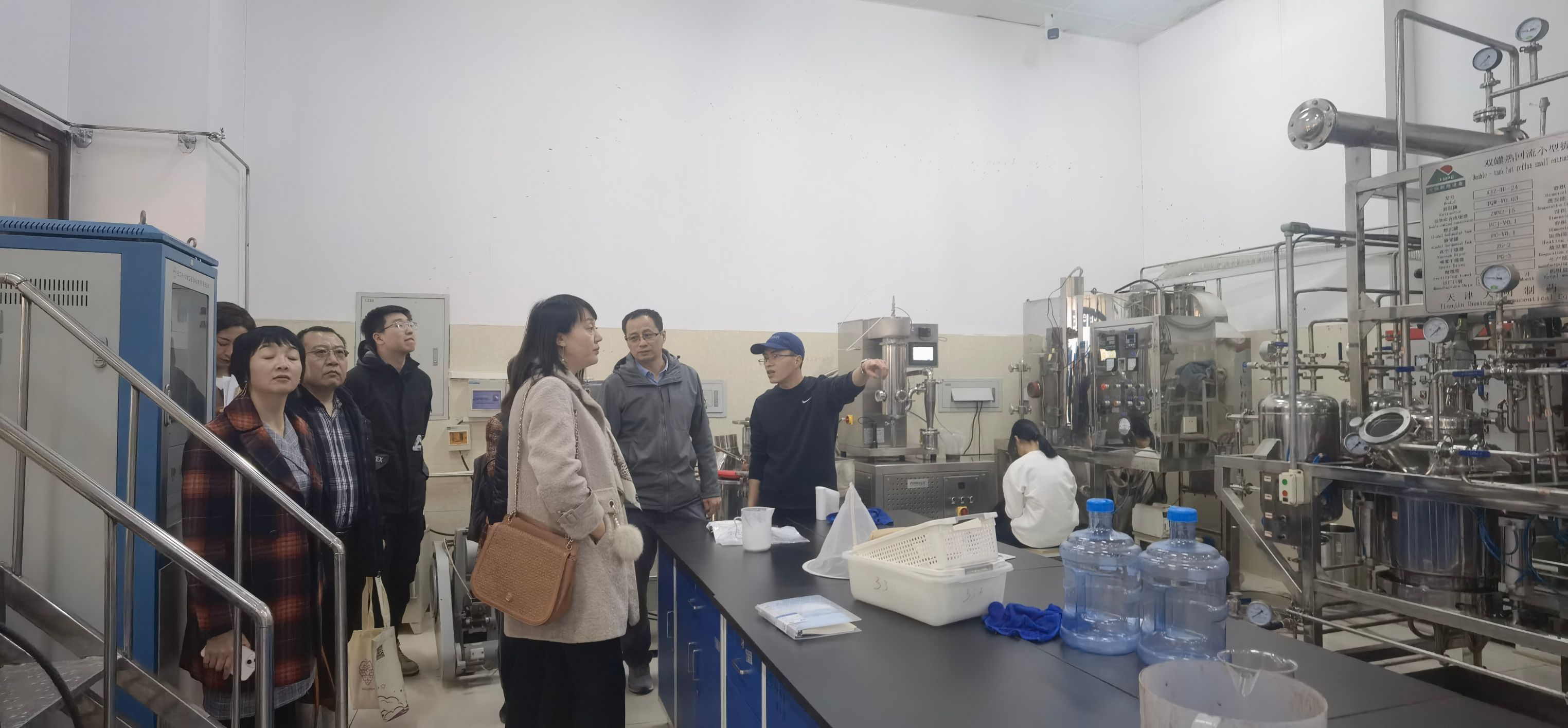 申海云一行参观药物制剂GMP生产车间-1.jpg 申海云一行参观药物制剂GMP生产车间-1.jpg