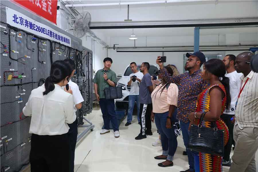 rBABCmUBSDaAJhkhAAAAAAAAAAA862.900x600.jpg 外国记者走进北京电子科技职业学院 探访国际化的高等职业教育_fororder_IMG_1687