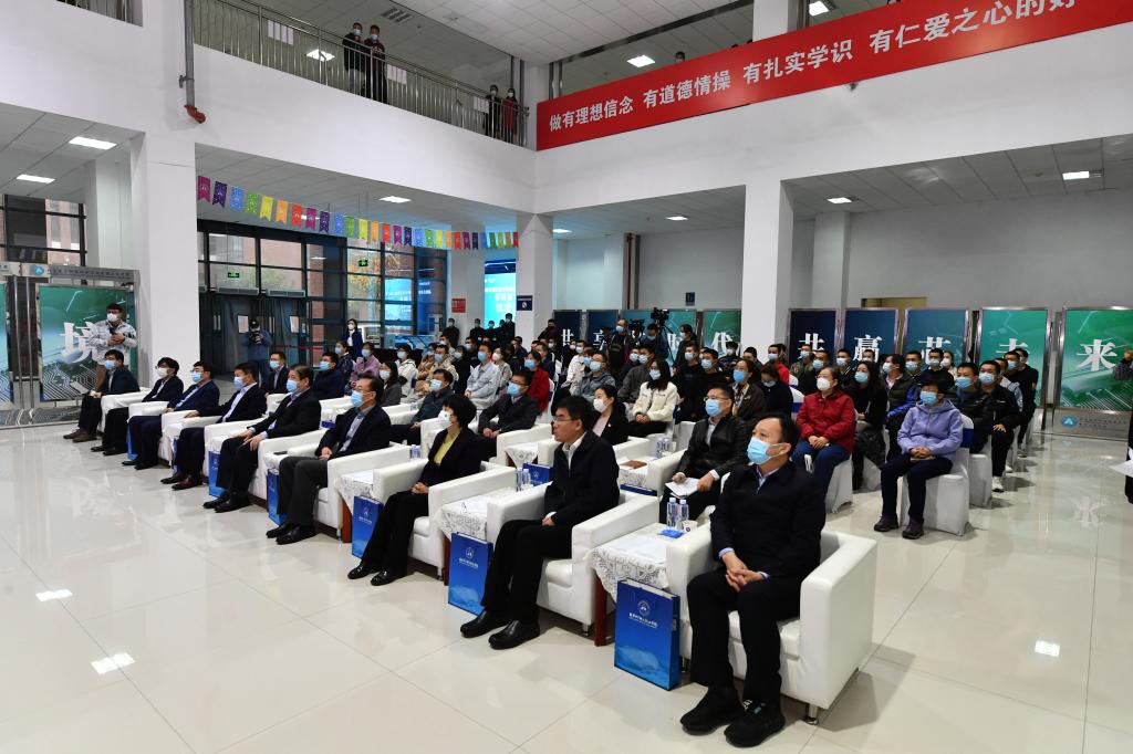 20221111-20221111-我校和北京集创北方科技股份有限公司举行战略合作协议签约暨集成电路设计与测试中试基地竣工试产仪式 (1).jpg