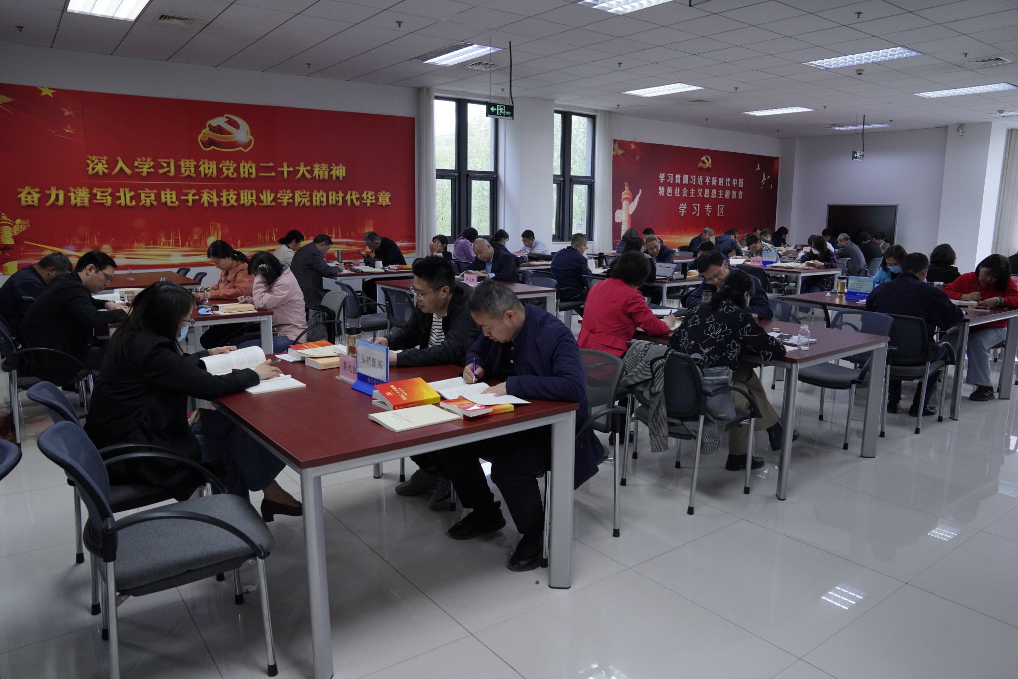 坚持学思悟用,中层干部真学真信真用1.JPG