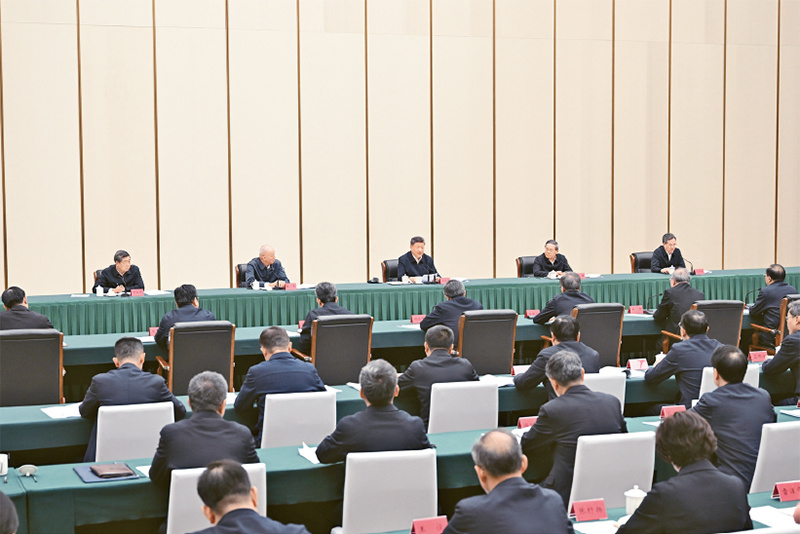 2026年3月23日,中共中央总书记、国家主席、中央军委主席习近平在河北雄安新区考察,并主持召开深入推进雄安新区高质量建设和发展座谈会。这是23日下午,习近平主持召开深入推进雄安新区高质量建设和发展座谈会并发表重要讲话。