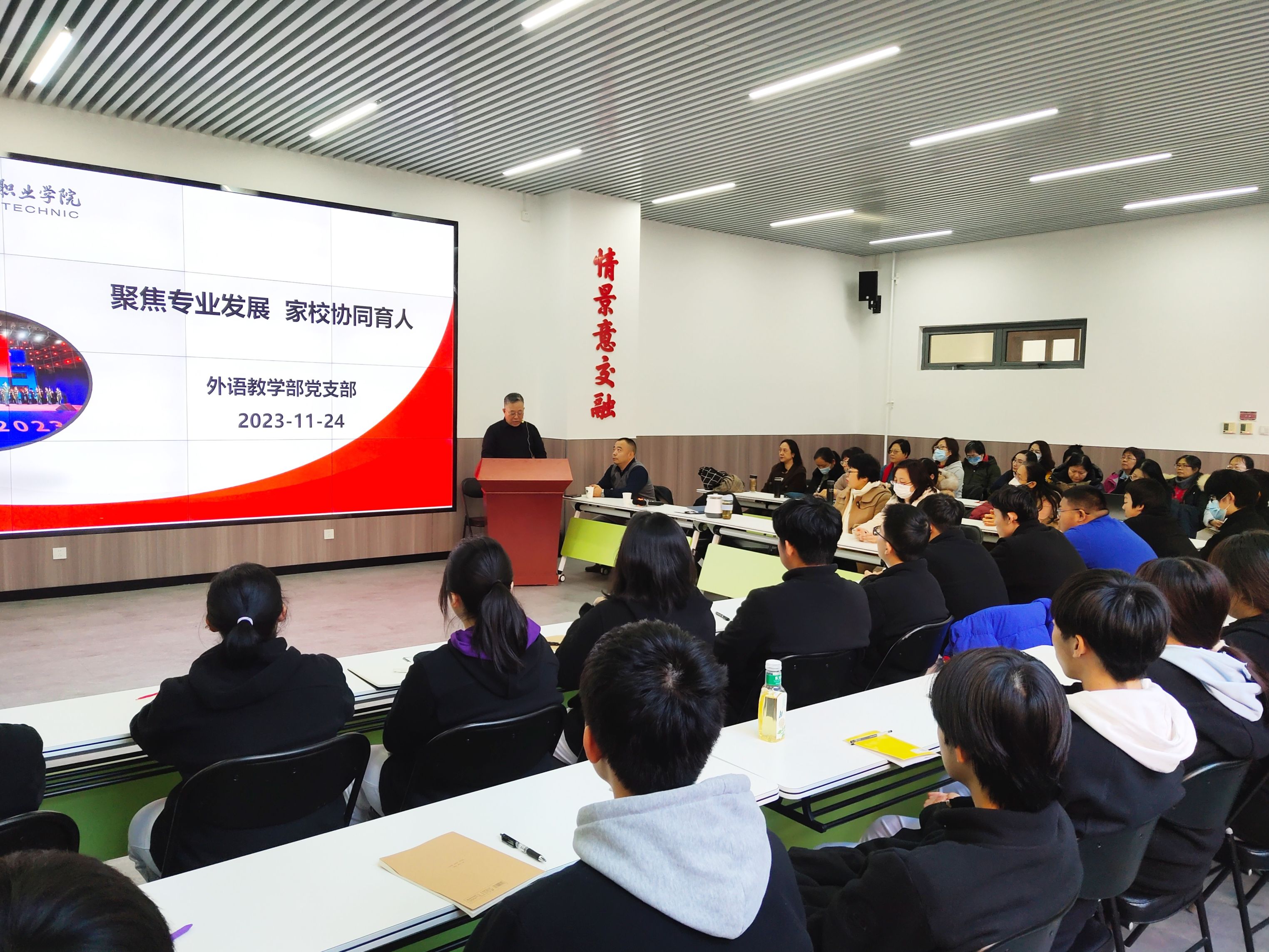 2304王子锦爷爷讲建筑.jpg