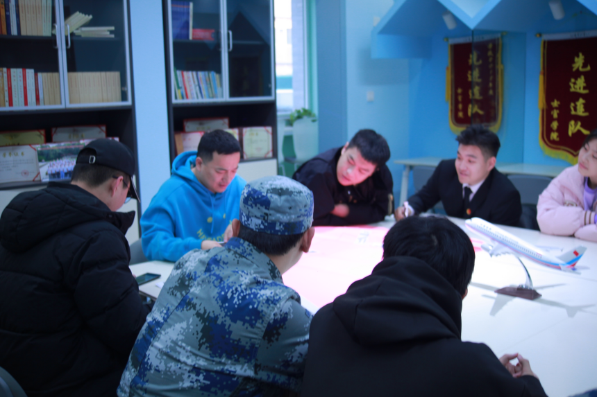许宁老师带领学生开展应急桌面推演1.png