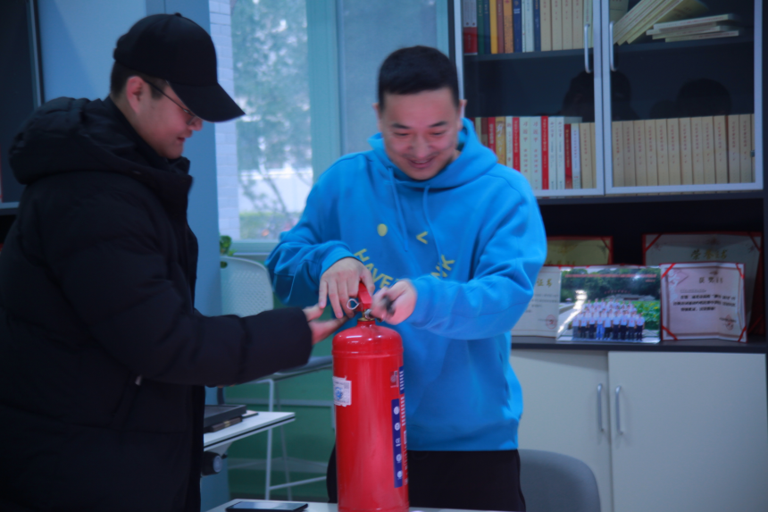 许宁老师带领学生开展应急桌面推演3.png