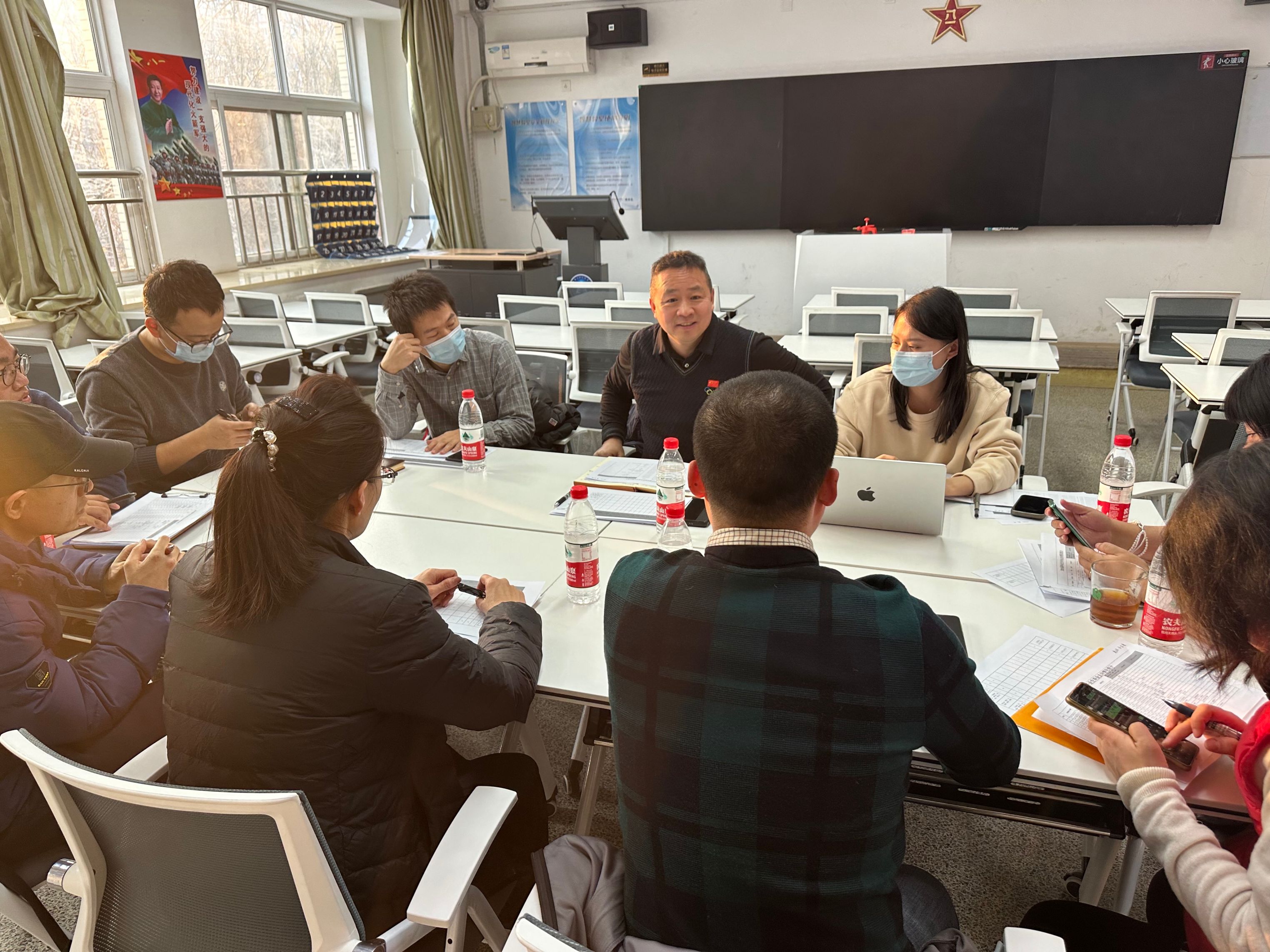 党总支书记陶云明与毕业班班主任进行交流.jpg