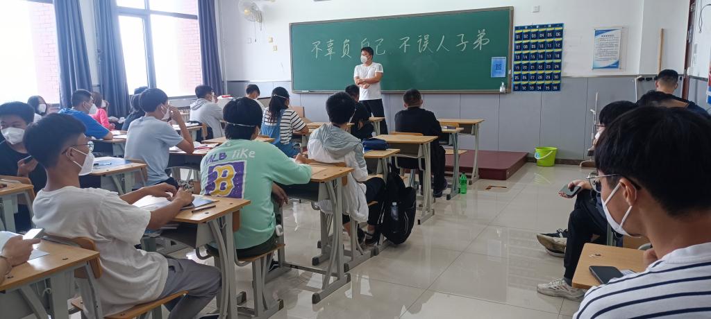 20220927-脚踏实地,温暖育人——记电信工程学院22计算机1班班主任张泰忠4.jpg