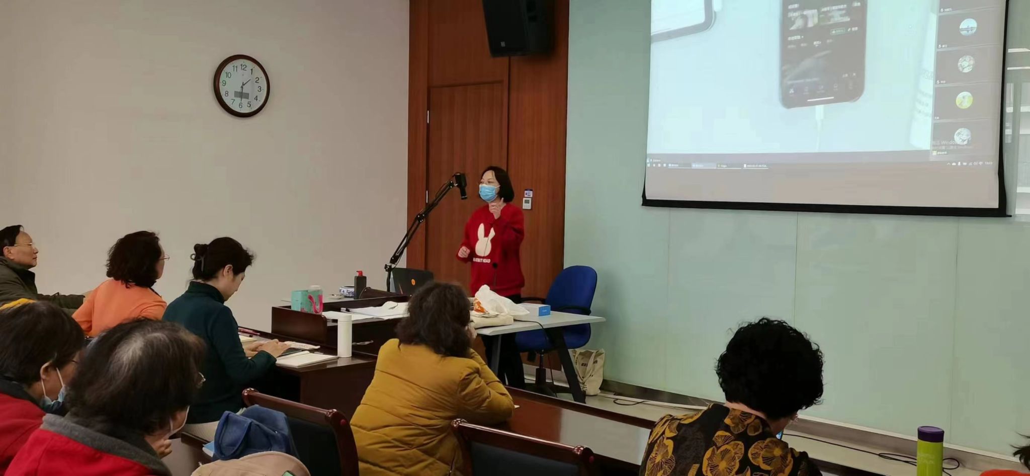 20230324-电信工程学院计算机技术党支部走进亦庄老年大学开展视频剪辑系列课程1.jpg