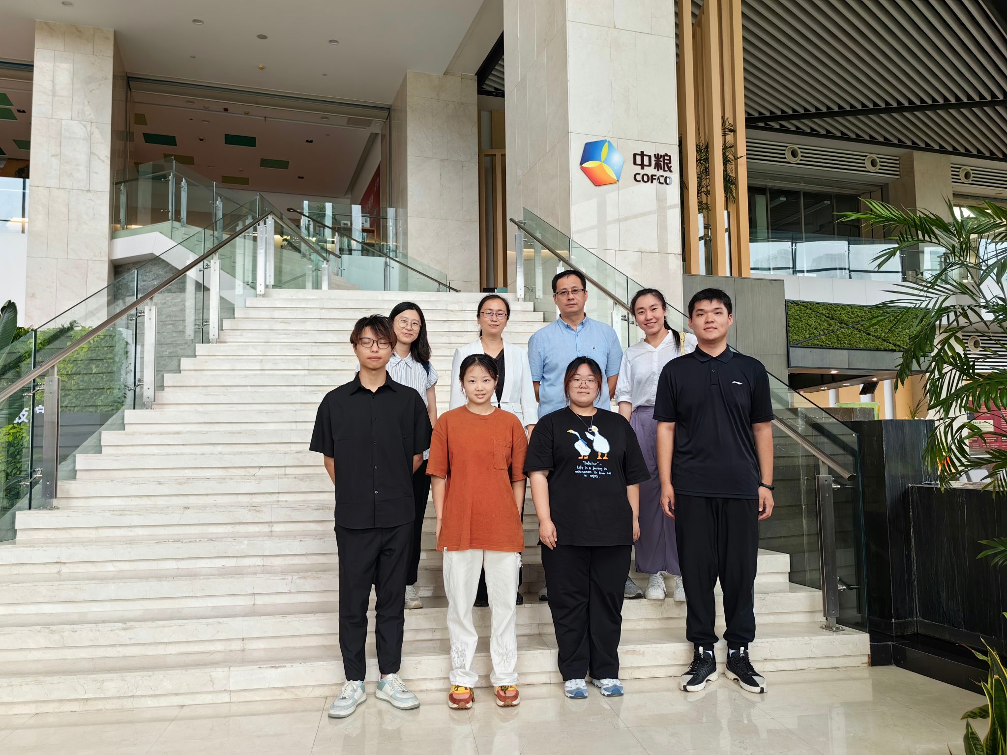 教师与实习学生合影.jpg