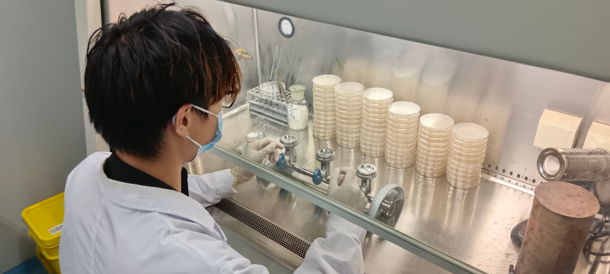 代元春同学在微生物检测部实习.jpg