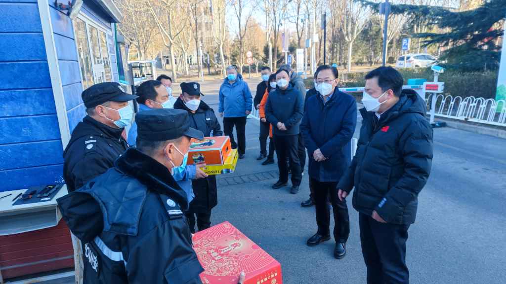 20230120-佳节送祝福,温情暖人心学校领导慰问春节期间留校员工3.jpg