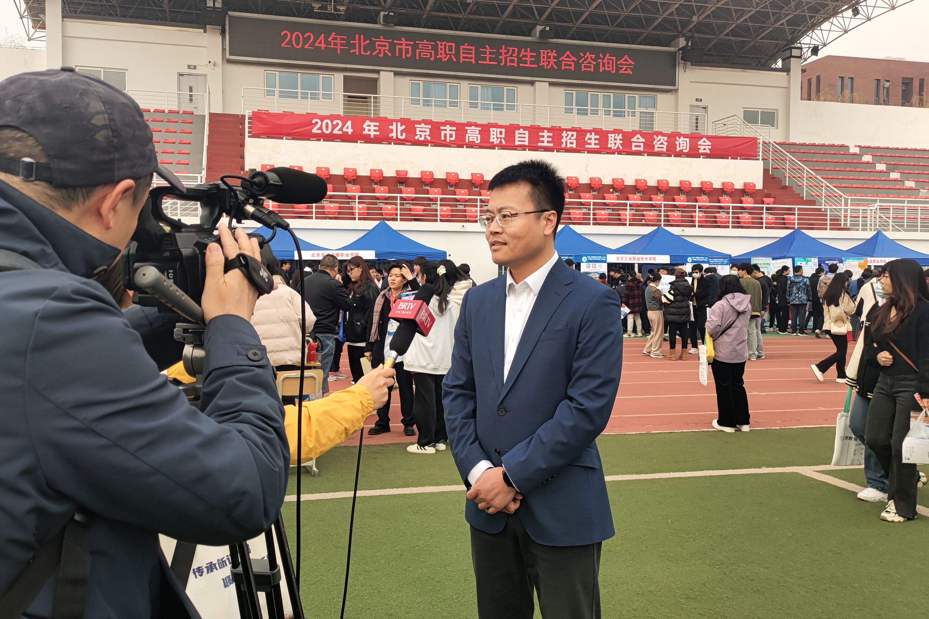 04-张晓刚副院长接受媒体采访.jpg