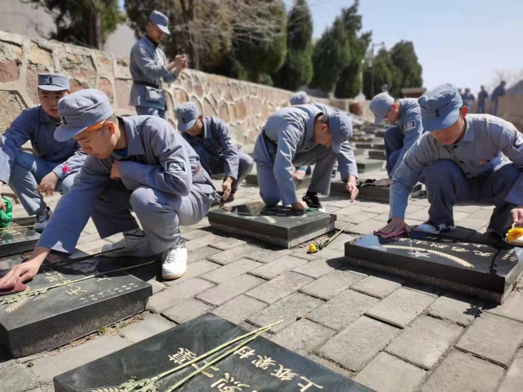 20220403-擦拭烈士纪念碑1.jpg