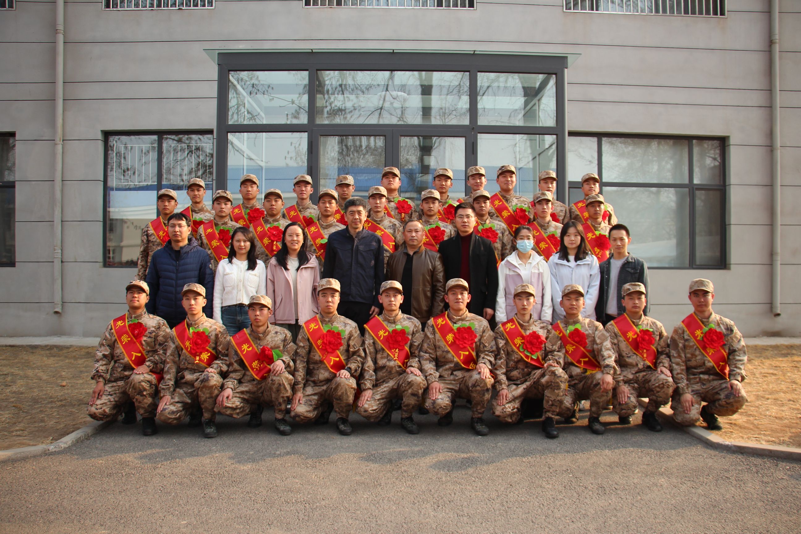 2024-03-18-朵朵红花送新兵,电科学子赴军营(1).jpg